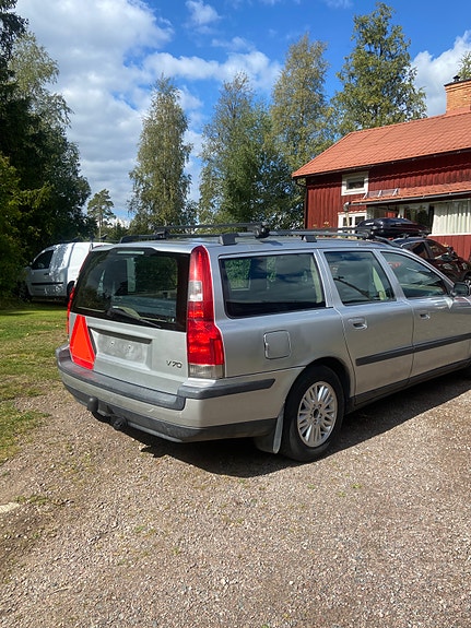 Volvo V70 3 of 11