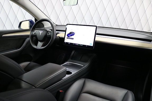 Tesla Model Y 7 of 24
