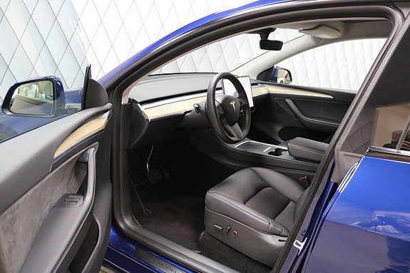 Tesla Model Y 6 of 24