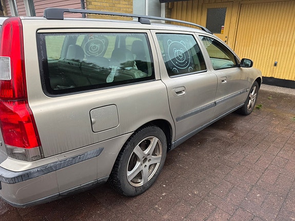 Volvo V70 2 of 10