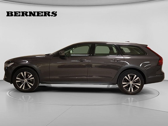 Volvo V90 Cross Country 2 of 13