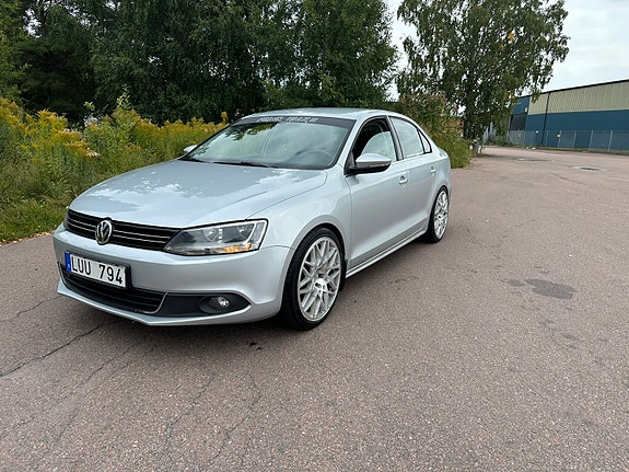 Volkswagen Jetta 2 of 6