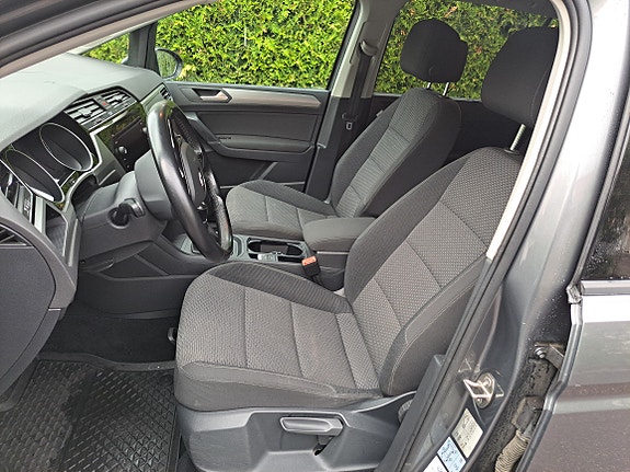 Volkswagen Touran 4 of 7