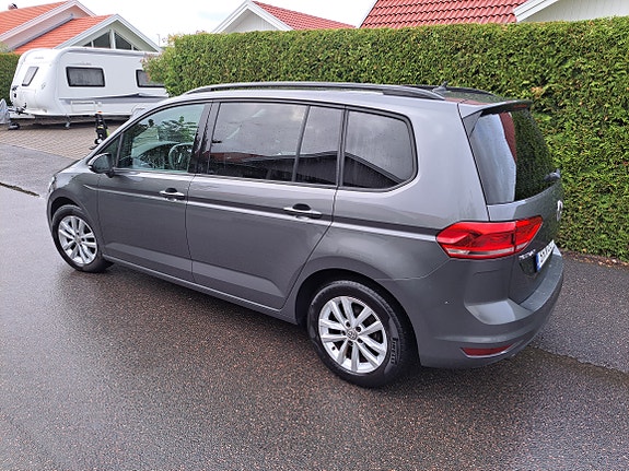Volkswagen Touran 2 of 7