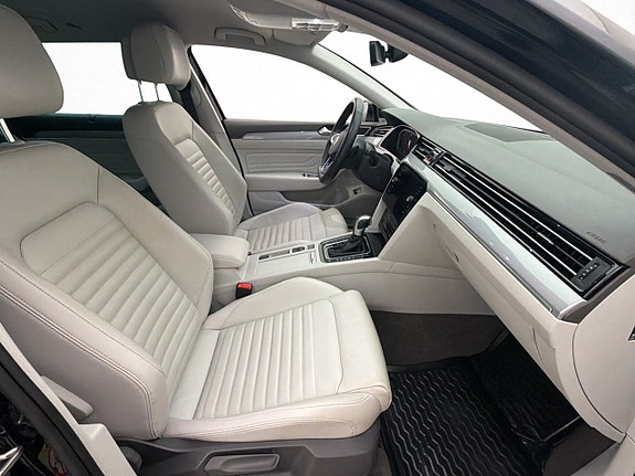 Volkswagen Passat 11 of 30