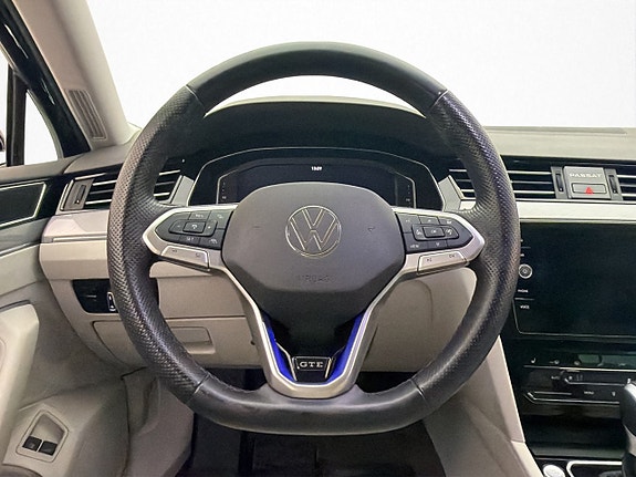 Volkswagen Passat 10 of 30
