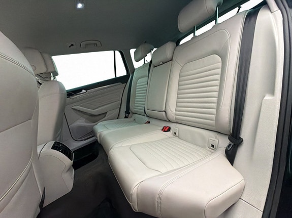 Volkswagen Passat 13 of 30
