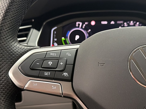 Volkswagen Passat 16 of 30