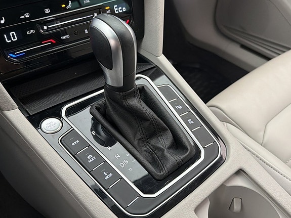 Volkswagen Passat 24 of 30