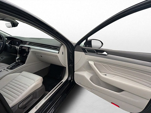 Volkswagen Passat 12 of 30
