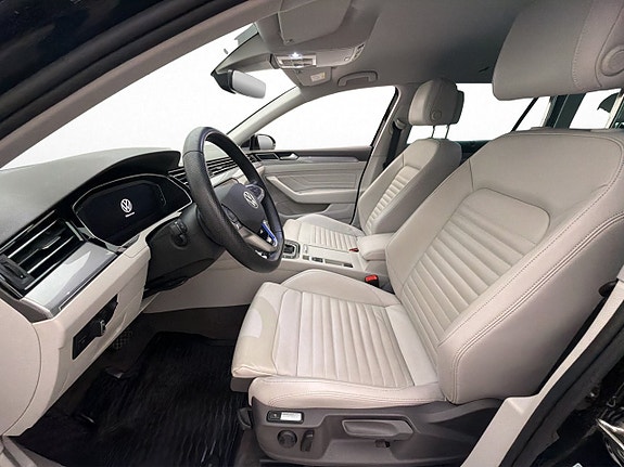 Volkswagen Passat 9 of 30