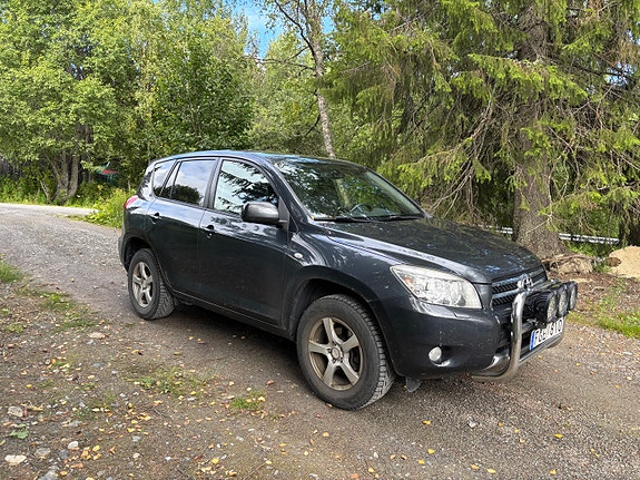 Toyota RAV4 4 of 10