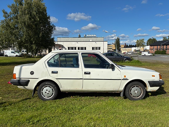 Volvo 360 2 of 13