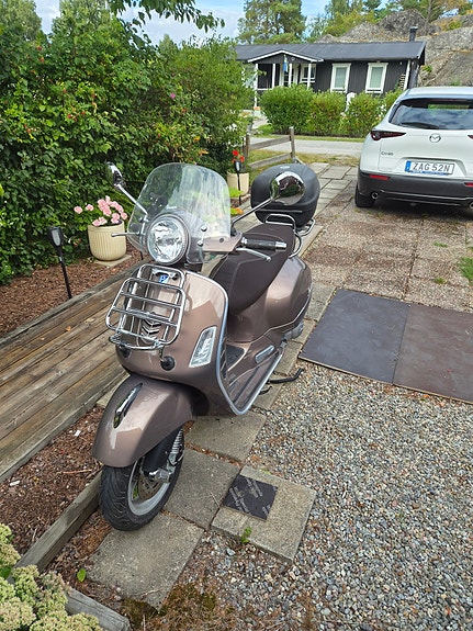 Vespa GTS 300 E4 3 of 4