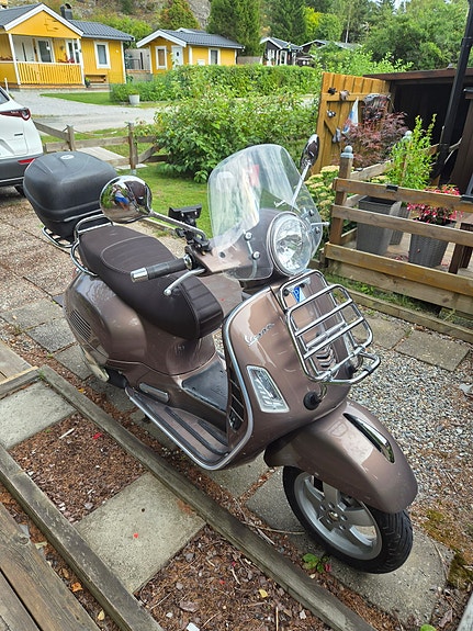 Vespa GTS 300 E4 2 of 4