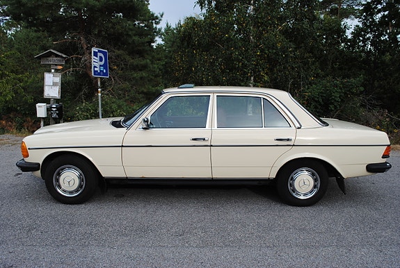 Mercedes-Benz 200 4 of 11