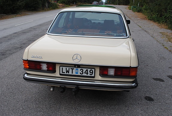 Mercedes-Benz 200 2 of 11