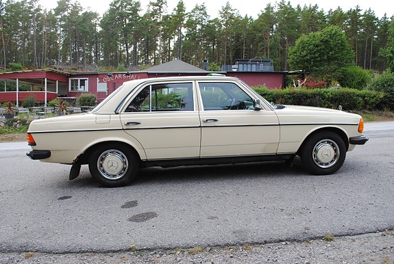 Mercedes-Benz 200 3 of 11