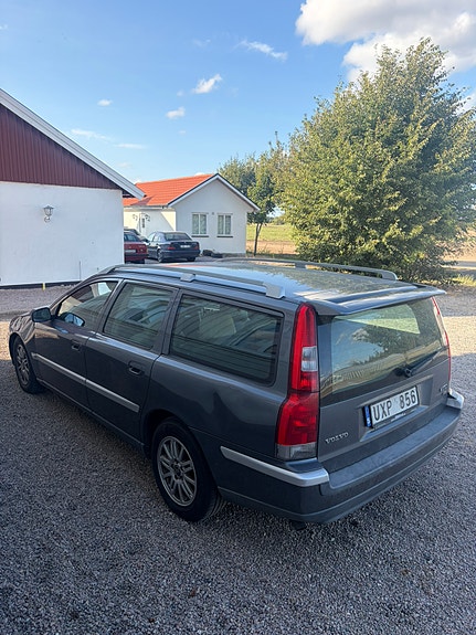 Volvo V70 2 of 4