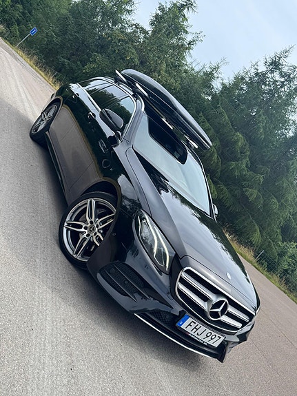 Mercedes-Benz E220 3 of 4