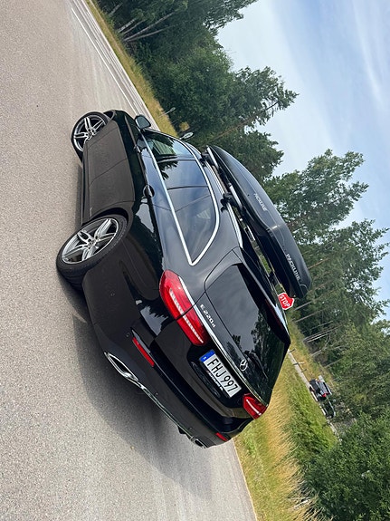 Mercedes-Benz E220 2 of 4