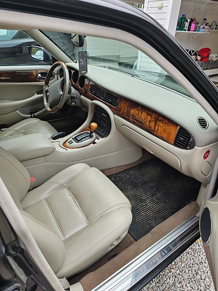 Jaguar XJR 8 of 10