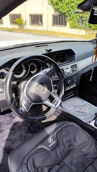 Mercedes-Benz E220 3 of 3