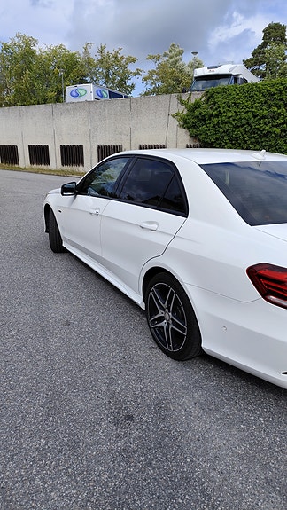 Mercedes-Benz E220 2 of 3