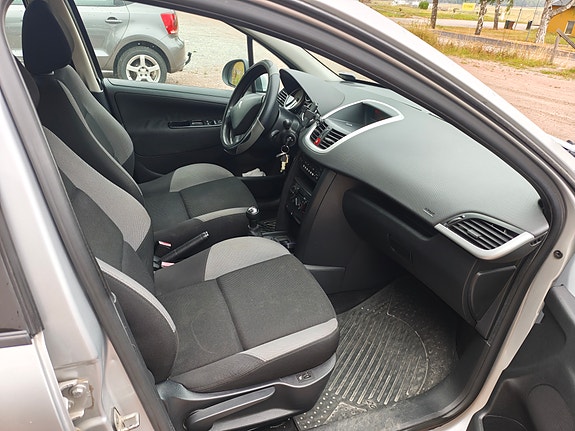 Peugeot 207 8 of 13