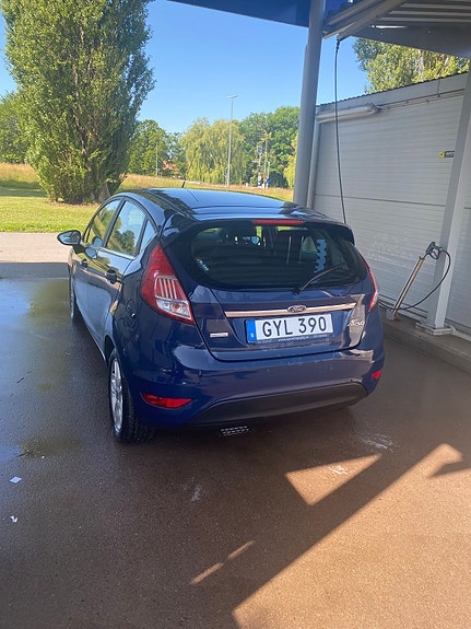 Ford Fiesta 2 of 5