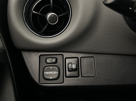 Toyota Yaris 12 of 29