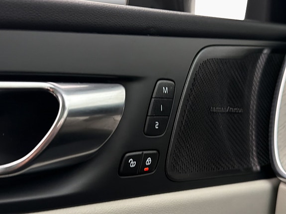 Volvo XC60 13 of 30