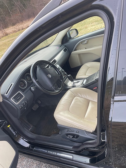 Volvo V70 2 of 10