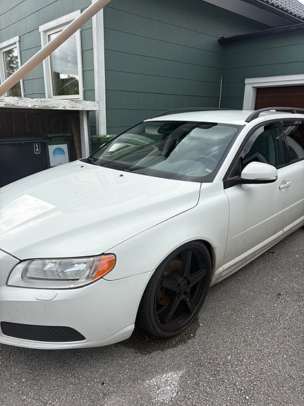 Volvo V70 2 of 6