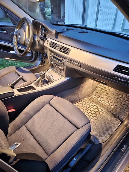 BMW 320i 4 of 7