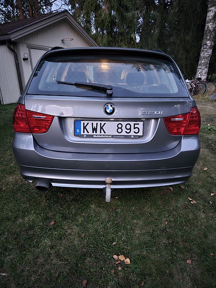 BMW 320i 2 of 7