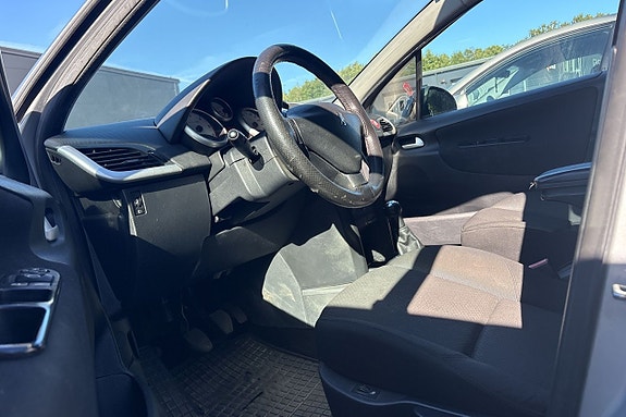 Peugeot 207 8 of 15