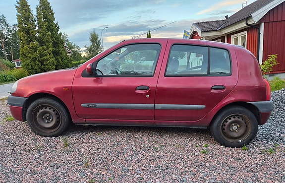 Renault Clio 2 of 9