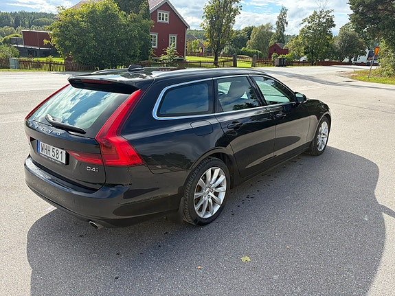 Volvo V90 2 of 5
