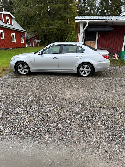 BMW 530Xi 2 of 5