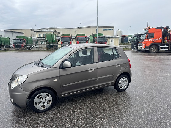 Kia Picanto 2 of 8