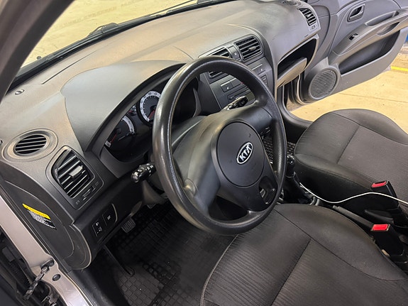 Kia Picanto 5 of 8