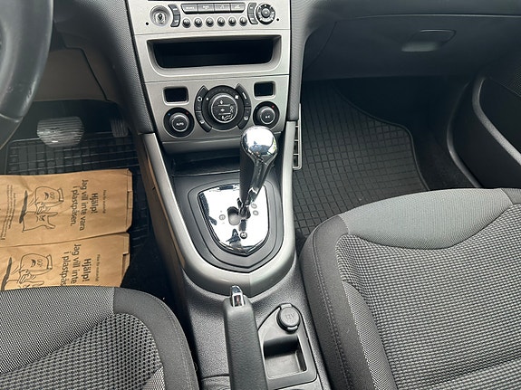 Peugeot 308 SW 13 of 16