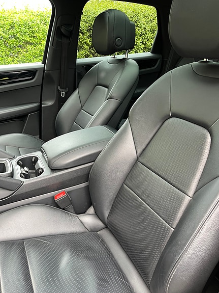 Porsche Cayenne 3 of 4