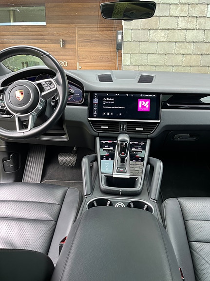 Porsche Cayenne 4 of 4