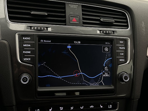 Volkswagen e-Golf VII 15 of 26