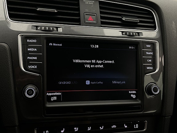 Volkswagen e-Golf VII 16 of 26