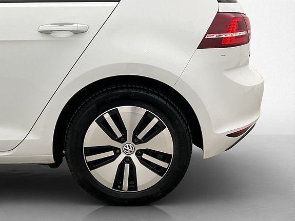 Volkswagen e-Golf VII 24 of 26