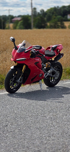 Ducati Panigale V2S 2 of 7