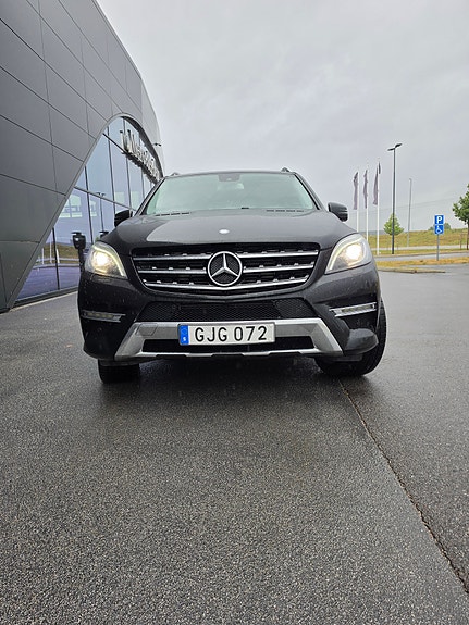 Mercedes-Benz ML350 3 of 19